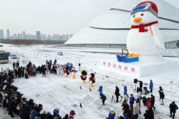 Harbin Debuts Giant ‘Truant Penguin’ Snow Sculpture 🐧❄️ Harbin_Debuts_Giant__Truant_Penguin__Snow_Sculpture____
