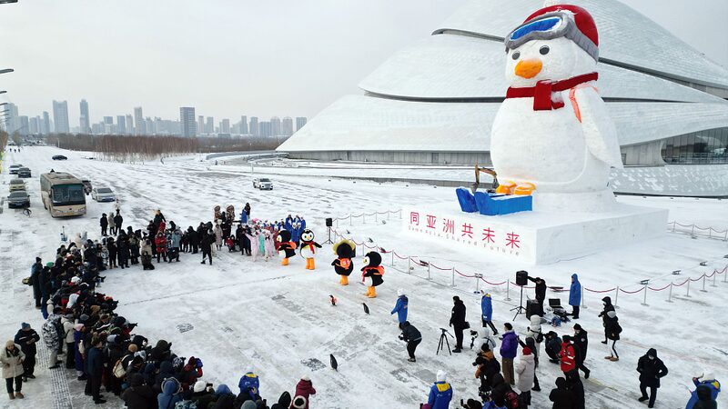 Harbin_Debuts_Giant__Truant_Penguin__Snow_Sculpture____