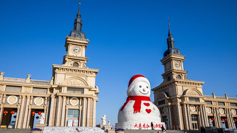 Harbin_s_Giant_Snowman_Lights_Up_Winter_Wonderland_____poster - 🌍NewspaperAmigo – Your Global News Buddy 🗞️ Harbin_s_Giant_Snowman_Lights_Up_Winter_Wonderland____ video poster