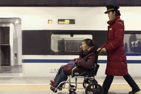 Heartwarming Hero: Wang Qiutong Brightens Beijing West Railway Station Heartwarming_Hero__Wang_Qiutong_Brightens_Beijing_West_Railway_Station video poster