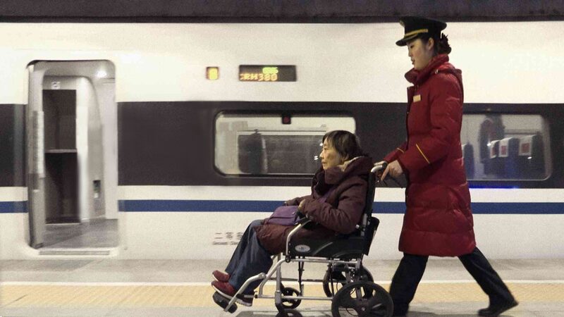 Heartwarming_Hero__Wang_Qiutong_Brightens_Beijing_West_Railway_Station video poster