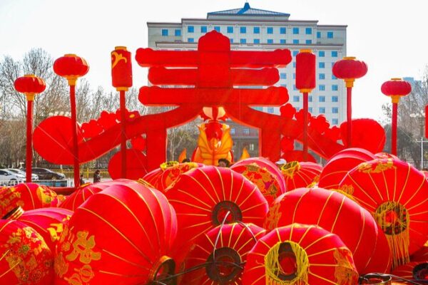 Hebei’s Longhu Park Lights Up with Festive Red Lanterns 🏮✨ Hebei_s_Longhu_Park_Lights_Up_with_Festive_Red_Lanterns___