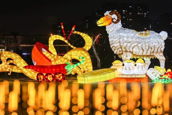 Hohhot Lights Up the Night with Stunning Spring Festival Lanterns 🌟🐎 Hohhot_Lights_Up_the_Night_with_Stunning_Spring_Festival_Lanterns___