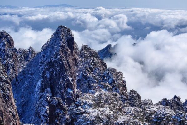 ❄️ Huangshan’s Winter Wonderland: Snow Transforms Anhui’s Iconic Peaks 🌨️ ___Huangshan_s_Winter_Wonderland__Snow_Transforms_Anhui_s_Iconic_Peaks___