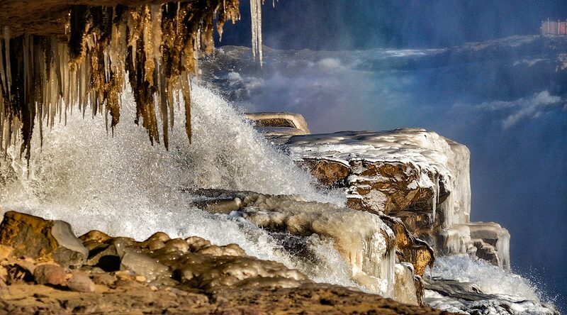 Hukou_Waterfall_s_Breathtaking_Winter_Transformation____