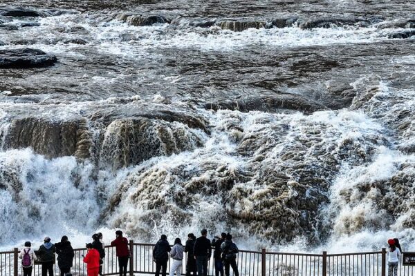 Hukou_Waterfall_s_Winter_Wonder_Stuns_Visitors____
