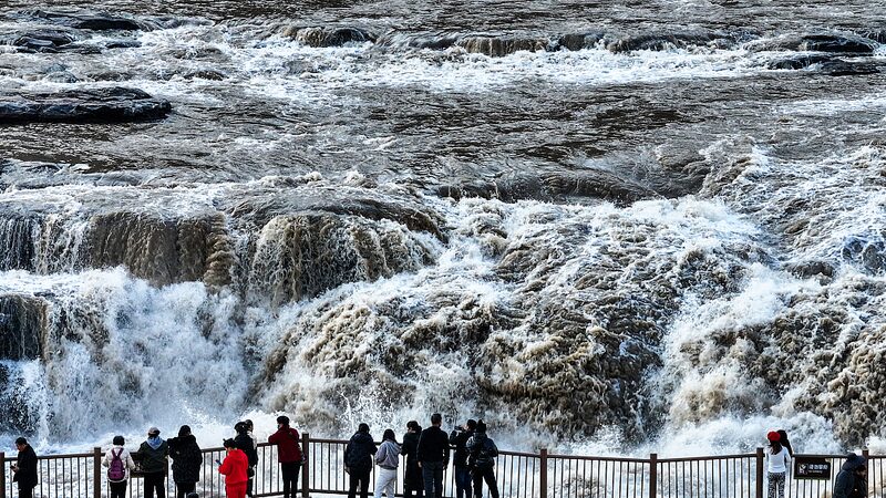 Hukou_Waterfall_s_Winter_Wonder_Stuns_Visitors____