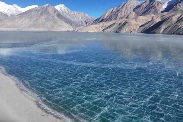Ice Meets Sand: Xinjiang’s Stunning Natural Wonder 🌌🏜️ Ice_Meets_Sand__Xinjiang_s_Stunning_Natural_Wonder____ video poster