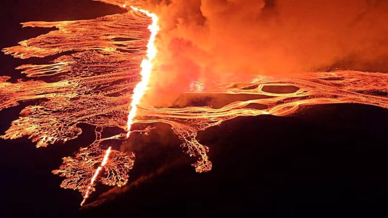 Iceland_Volcano_Erupts_Again__Lava_Show_Lights_Up_Reykjanes___