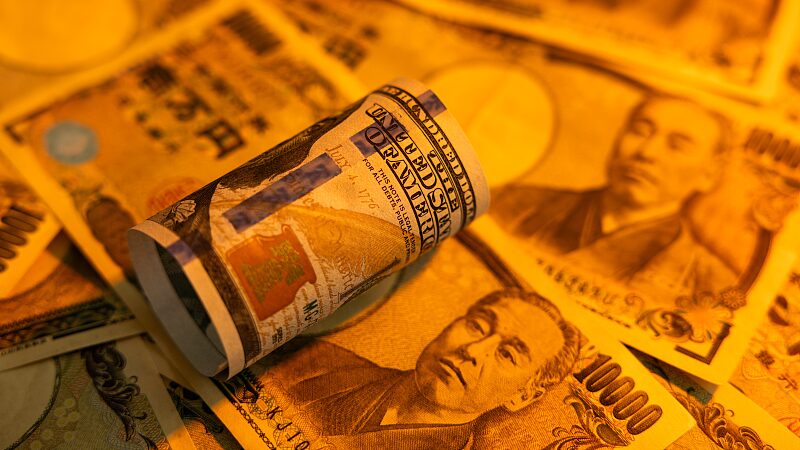 ___Japanese_Yen_Plunges_to_34_Year_Low_Against_Dollar__