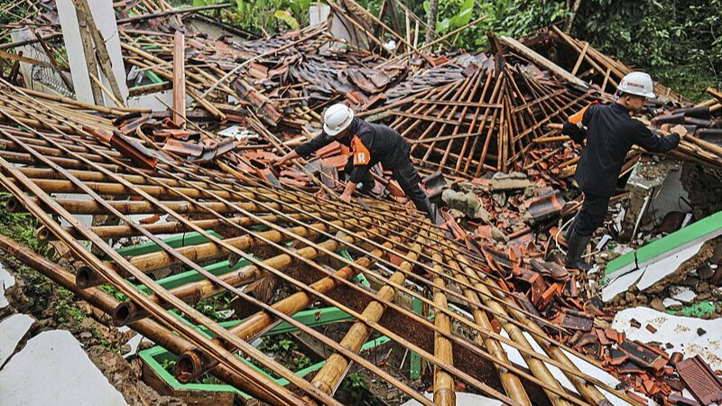 Java_Island_Hit_by_Deadly_Landslides_and_Floods____ - 🌍NewspaperAmigo – Your Global News Buddy 🗞️ Java_Island_Hit_by_Deadly_Landslides_and_Floods____