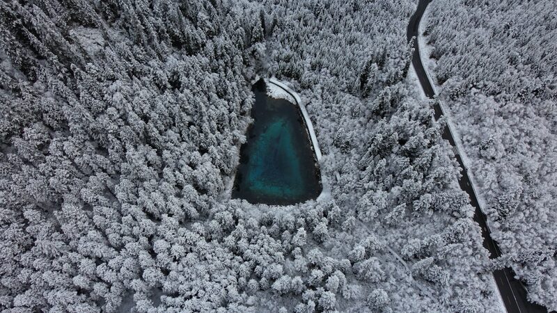 Jiuzhaigou_s_Winter_Magic__A_Snowy_Fairy_Tale_in_China__poster - 🌍NewspaperAmigo – Your Global News Buddy 🗞️ ___Jiuzhaigou_s_Winter_Magic__A_Snowy_Fairy_Tale_in_China_ video poster