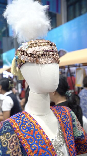 Korla_Market_Showcases_Xinjiang_s_Craft_Culture____poster - 🌍NewspaperAmigo – Your Global News Buddy 🗞️ Korla_Market_Showcases_Xinjiang_s_Craft_Culture___ video poster
