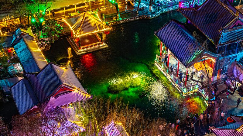 Lantern Fair Illuminates Baotu Spring in Jinan 🌟🏮 Lantern_Fair_Illuminates_Baotu_Spring_in_Jinan___