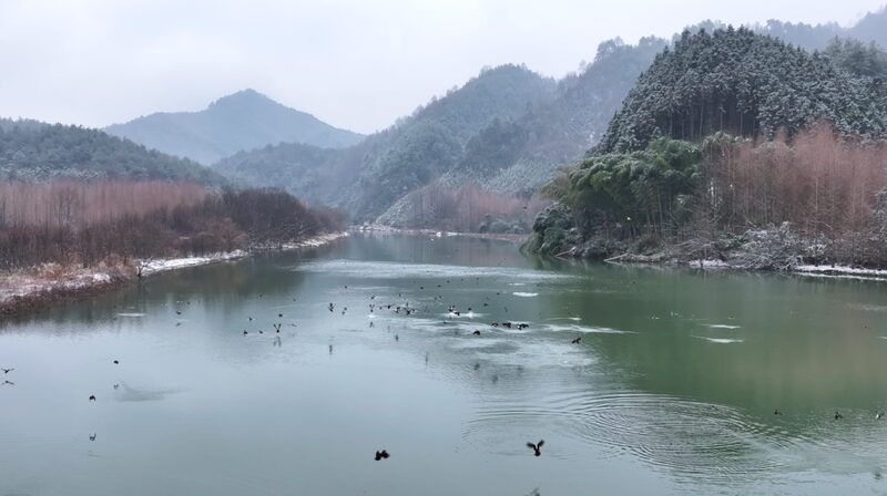 Liren Village: Snowy Rivers & Lush Mountains in East China’s Anhui Province ❄️🌿 Liren_Village__Snowy_Rivers___Lush_Mountains_in_East_China_s_Anhui_Province____ video poster