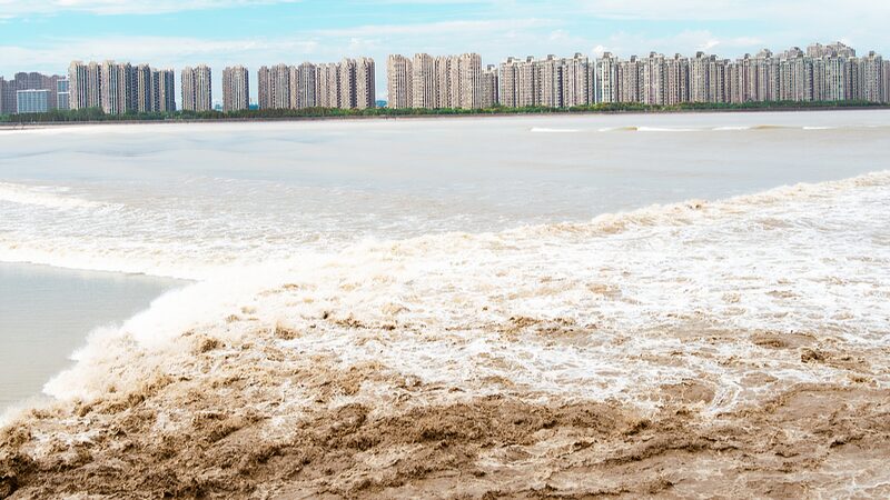 __Live_Now__2024_Qiantang_River_Tidal_Bore_Reaches_Peak_ video poster