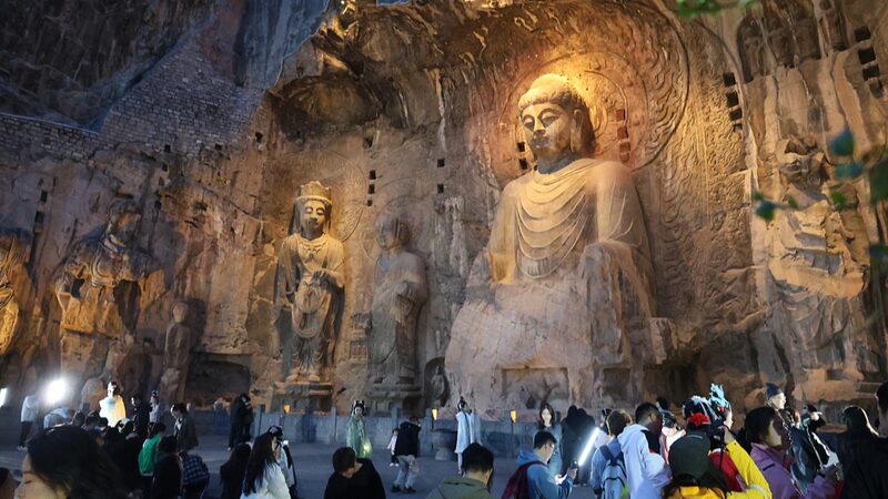 Longmen_Grottoes_Light_Up_Nights_for_Spring_Season___