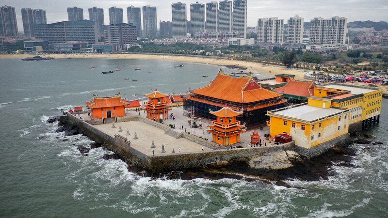Luojia_Temple__China_s_Floating_Buddhist_Sanctuary