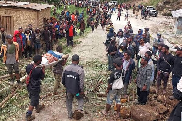 Massive Landslide Buries 300+ in Papua New Guinea 🏚️🌧️ Massive_Landslide_Buries_300__in_Papua_New_Guinea_____