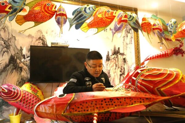 Master Craftsman Creates Vibrant Fish Lanterns for Spring Festival 🐟✨ Master_Craftsman_Creates_Vibrant_Fish_Lanterns_for_Spring_Festival___
