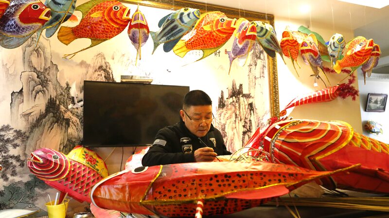 Master_Craftsman_Creates_Vibrant_Fish_Lanterns_for_Spring_Festival___