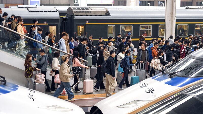 May_Day_Buzz__Chinese_Tourists_Explore_3_000_Cities___Cruises_Soar____