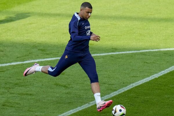 Mbappe’s Mask Moment: Will He Play Against the Netherlands in Euro 2024? ⚽🎭 Mbappe_s_Mask_Moment__Will_He_Play_Against_the_Netherlands_in_Euro_2024____