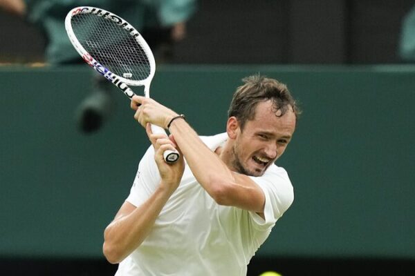 Medvedev Triumphs Over No.1 Sinner in Epic Wimbledon Battle 🎾🔥 Medvedev_Triumphs_Over_No_1_Sinner_in_Epic_Wimbledon_Battle___