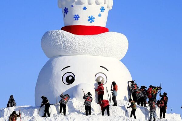 ❄️ Meet ‘Mr. Snowman’ at Harbin’s Spectacular Ice Expo! 🎨 ___Meet__Mr__Snowman__at_Harbin_s_Spectacular_Ice_Expo___