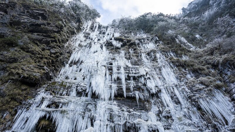 Mesmerizing_Ice_Columns_Freeze_Guizhou_Waterfall_Mid_Flow____