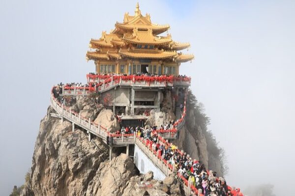 Misty Qingming Festival Draws Crowds to Laojun Mountain π«οΈπ§ββοΈ Misty_Qingming_Festival_Draws_Crowds_to_Laojun_Mountain_______