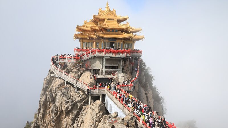 Misty_Qingming_Festival_Draws_Crowds_to_Laojun_Mountain_______