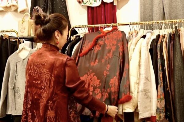 Modern Hanfu Trend Sweeps Spring Festival Celebrations 🎉👘 Modern_Hanfu_Trend_Sweeps_Spring_Festival_Celebrations___ video poster