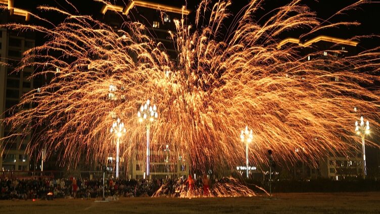 Molten_Iron_Sparks_Magic_at_China_s_1_000_Year_Old_Festival__ - 🌍NewspaperAmigo – Your Global News Buddy 🗞️ __Molten_Iron_Sparks_Magic_at_China_s_1_000_Year_Old_Festival__