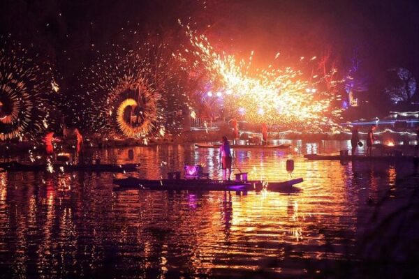 Molten Iron ‘Flowers’ Illuminate Jiangsu Lake in Dazzling Display 🌟🔥 Molten_Iron__Flowers__Illuminate_Jiangsu_Lake_in_Dazzling_Display___