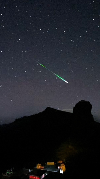 Mount_Fanjing_Glows_with_Stunning_Geminid_Meteor_Shower video poster