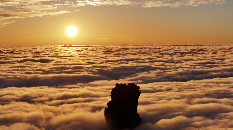 Mount_Fanjing_s_Dreamy_Autumn_Cloud_Spectacle______poster - 🌍NewspaperAmigo – Your Global News Buddy 🗞️ Mount_Fanjing_s_Dreamy_Autumn_Cloud_Spectacle_____ video poster