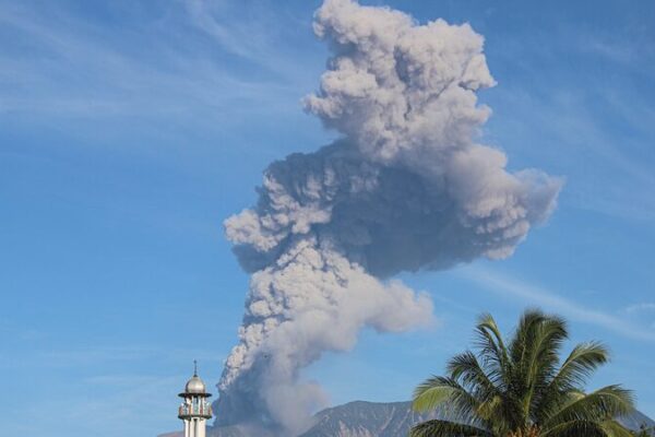 Mount Marapi Erupts, Ash Clouds Blanket West Sumatra 🌋🌫️ Mount_Marapi_Erupts__Ash_Clouds_Blanket_West_Sumatra____