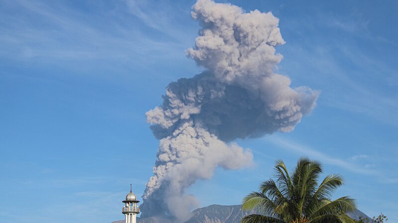 Mount_Marapi_Erupts__Ash_Clouds_Blanket_West_Sumatra____