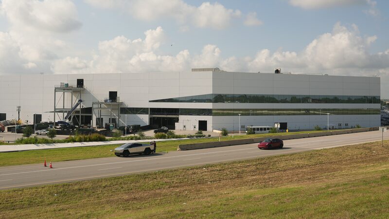 Musk__Tesla_Resilient_to_Trump_s_EV_Policy_Shifts___ - 🌍NewspaperAmigo – Your Global News Buddy 🗞️ Musk__Tesla_Resilient_to_Trump_s_EV_Policy_Shifts___