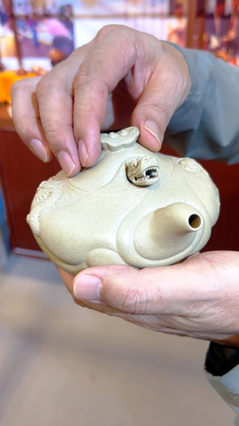 Mythical_Teapot_Blends_Chinese_Legend_with_Modern_Artistry____poster - 🌍NewspaperAmigo – Your Global News Buddy 🗞️ Mythical_Teapot_Blends_Chinese_Legend_with_Modern_Artistry___ video poster