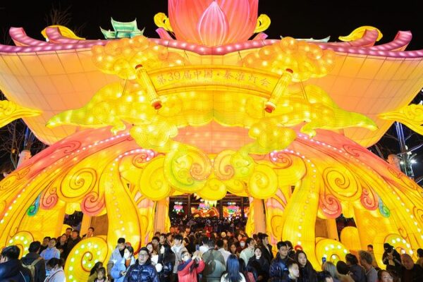 Nanjing Lights Up with Qinhuai Lantern Festival 🌟🏮 Nanjing_Lights_Up_with_Qinhuai_Lantern_Festival___