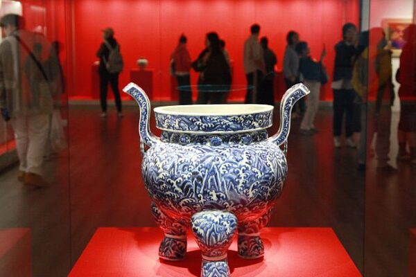 Nanjing Museum Marks 90 Years with Stunning Treasure Exhibition 🏛️✨ Nanjing_Museum_Marks_90_Years_with_Stunning_Treasure_Exhibition____