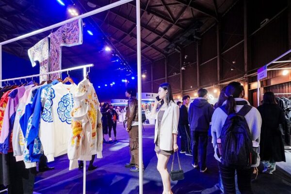 🔥 New Chinese Style Steals the Spotlight at 2024 China Fashion Week! __New_Chinese_Style_Steals_the_Spotlight_at_2024_China_Fashion_Week_ video poster