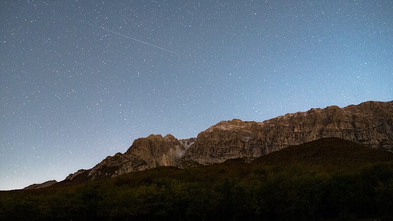 Orionid_Meteor_Shower_Lights_Up_Skies____Catch_the_Peak_Now__poster - 🌍NewspaperAmigo – Your Global News Buddy 🗞️ Orionid_Meteor_Shower_Lights_Up_Skies____Catch_the_Peak_Now_ video poster