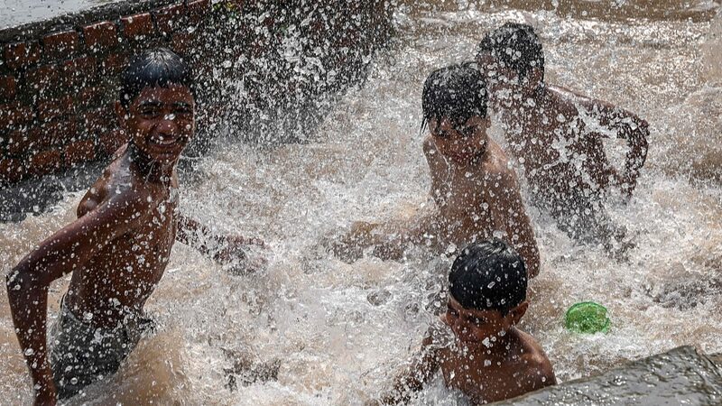 Pakistan_Scorches_as_Heatwave_Sparks_School_Closures__ - 🌍NewspaperAmigo – Your Global News Buddy 🗞️ Pakistan_Scorches_as_Heatwave_Sparks_School_Closures__