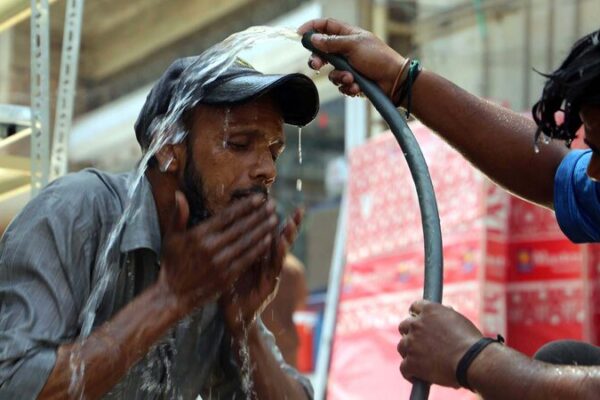 Pakistan’s Sindh Sizzles at 52°C as Heatwave Hits Record High 🌡️🔥 Pakistan_s_Sindh_Sizzles_at_52_C_as_Heatwave_Hits_Record_High____
