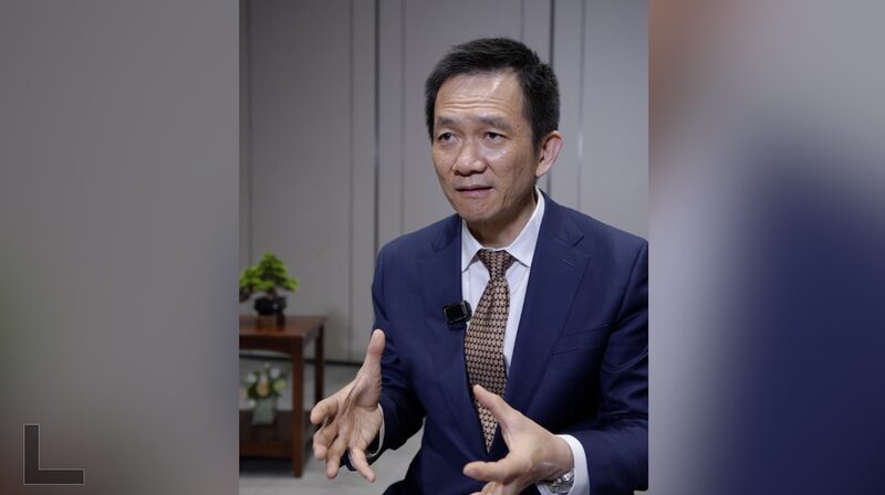 Peking_Uni_Prof_s_Career_Hacks_for_Gen_Z_Amid_Job_Market_Shifts___poster - 🌍NewspaperAmigo – Your Global News Buddy 🗞️ Peking_Uni_Prof_s_Career_Hacks_for_Gen_Z_Amid_Job_Market_Shifts__ video poster