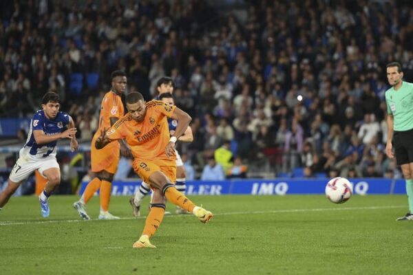 Real Madrid Edges Real Sociedad 2-0 in Nail-Biting La Liga Clash ⚽💥 Real_Madrid_Edges_Real_Sociedad_2_0_in_Nail_Biting_La_Liga_Clash___