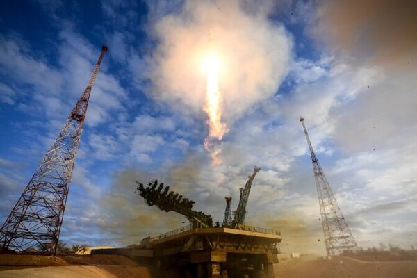 π Russian Soyuz Rocket Launches Trio to ISS After Last-Minute Hiccup __Russian_Soyuz_Rocket_Launches_Trio_to_ISS_After_Last_Minute_Hiccup